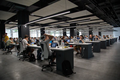 Fachada de edifício corporativo com linhas geométricas
